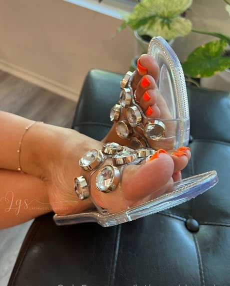 latinagoldensoles nudes actress photo