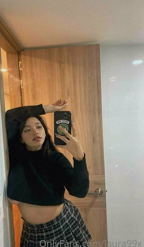 laura99x nude model pic