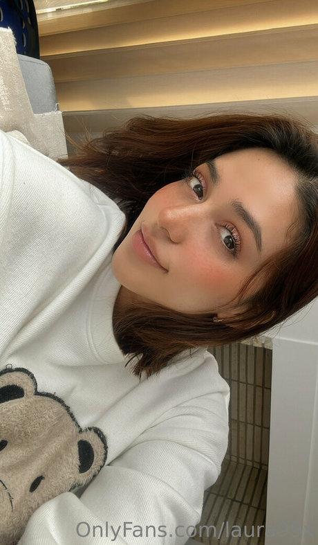 laura99x naked star image