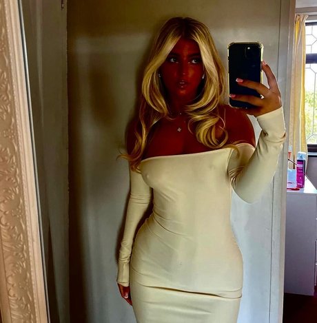 Izzy Taffs pretty pornstar img