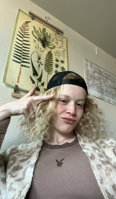 allie0t model top pic