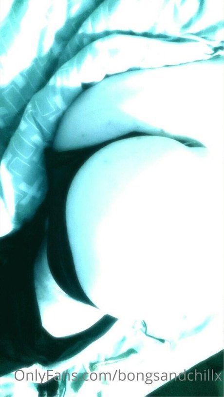 bongsandchillx model top pic