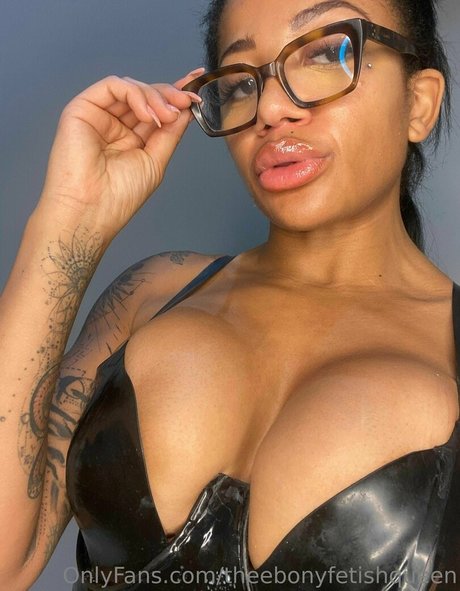 kikiluxxxe top pornstar photo