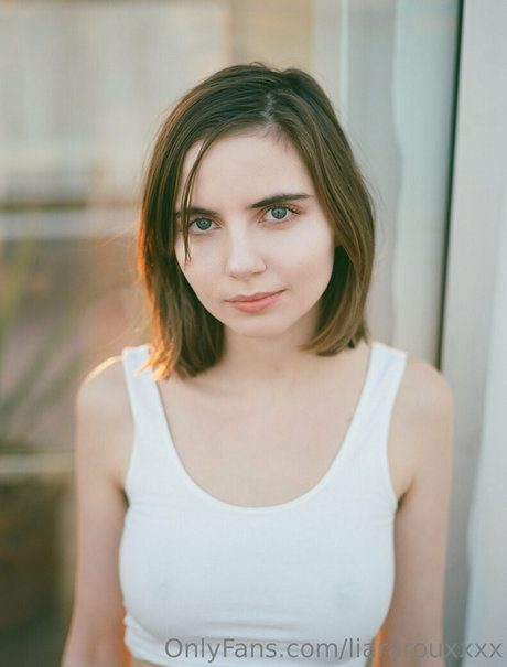 liararouxxxx model image