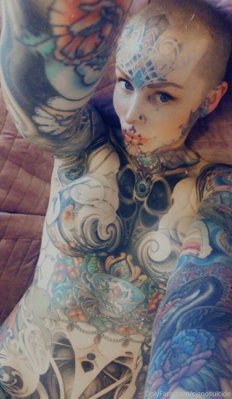 cignosuicide beautiful actress pic