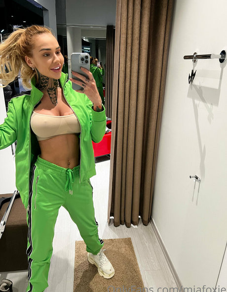 miafoxie erotic star photos