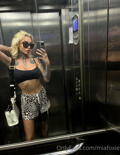 miafoxie pornstar sexy galleries