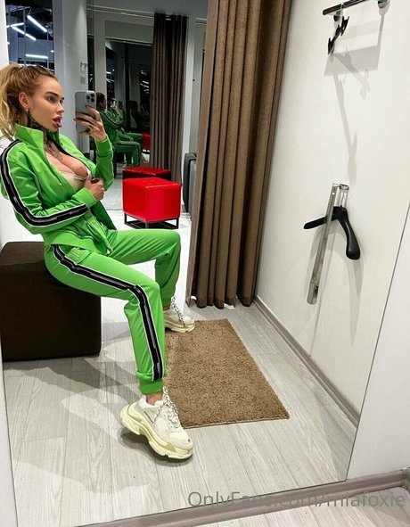 miafoxie star adult pics