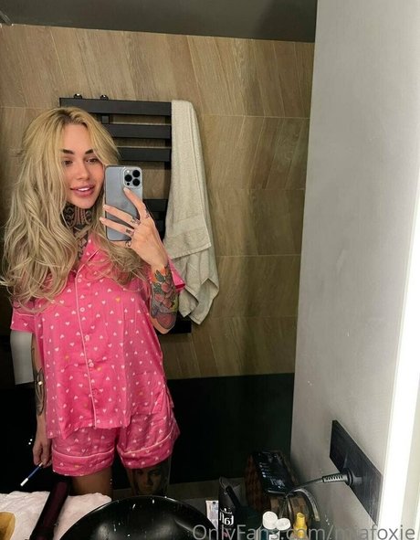 miafoxie pornstar adult img