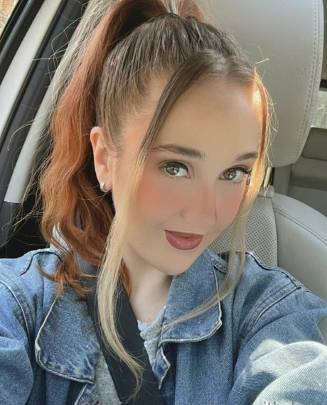 selfcarewithchloe model top pic