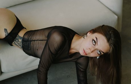 Mia Tibson hot model pic