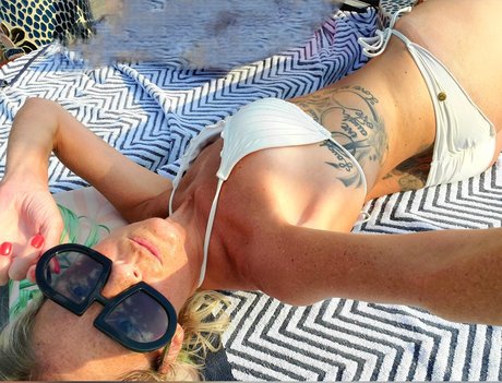 Bella Green Eyes hot model img