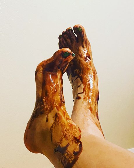 Barefoot Mulatto star hot pics