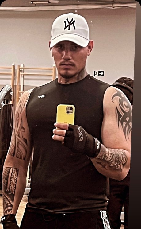 MIlan Thomson model free photo