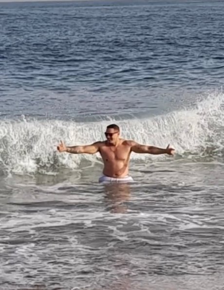 MIlan Thomson model high quality pictures