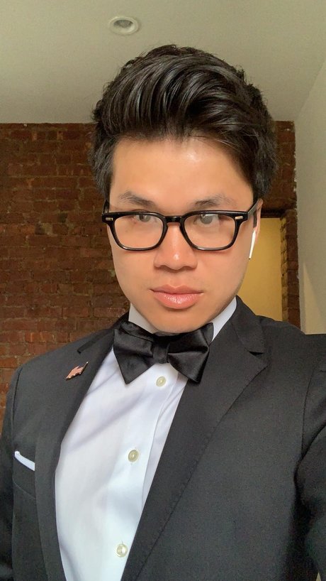 Minh Bui Gold star naked pic