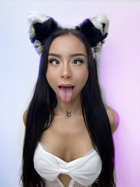 Caramella_ exclusive model image