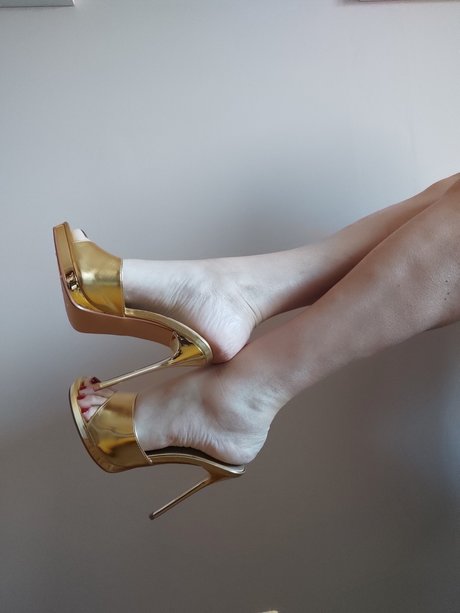 Miss Feet Tender art model pic