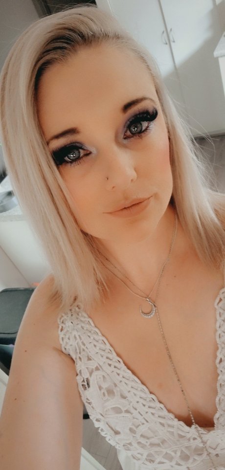 MISS2INFINITY nudes model img