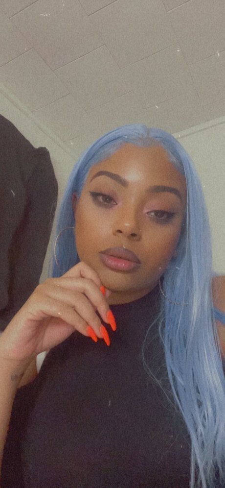 Jezabel Rose_ model top image