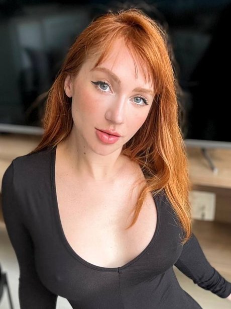 Hilu Hilu model naked photo