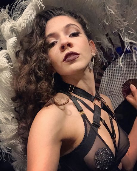 Violet on the Rocks nude actress photos