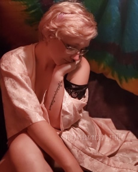 Modest Maeve star top img