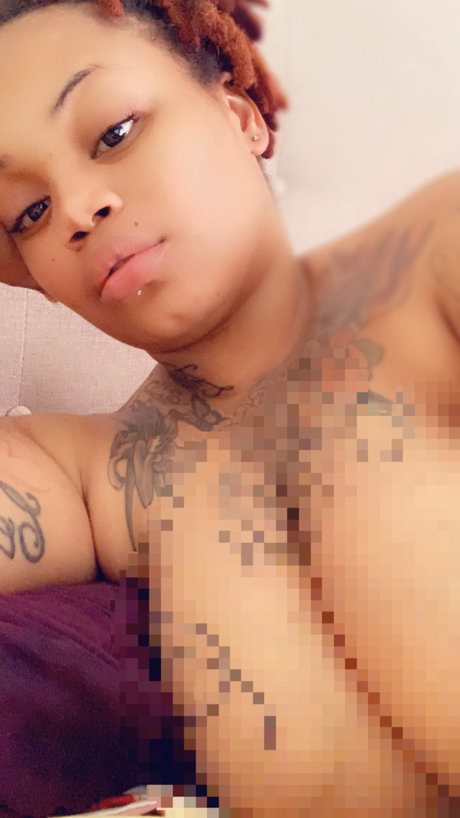 KarmaKreme sexy model picture