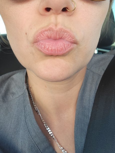 MistressMiaMelons naked star pic