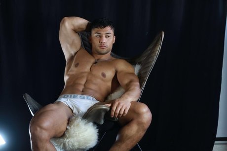 Momophysique nude actress photos