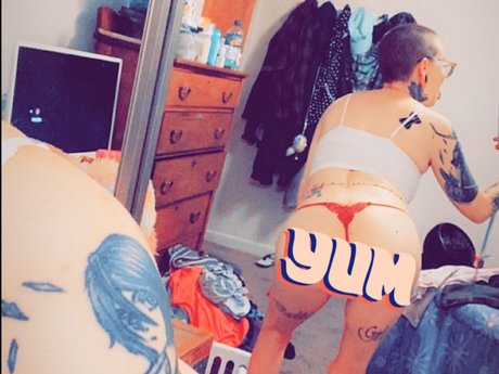 Molly Manic model erotic archive