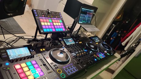 MP4W Records star erotic photos