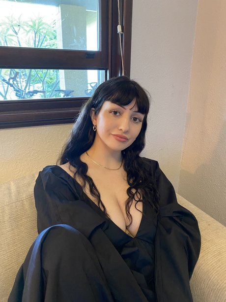 Amy Belle pretty pornstar pics