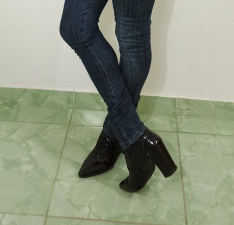 High heel and painted nail fetish adult star images