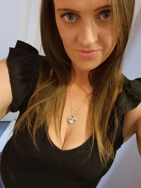 Helen Ellott pretty star images