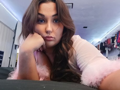 Hannah Raine naked star picture