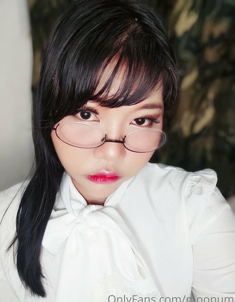 moonum art model pic