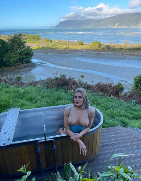 arianaus pornographic star photos