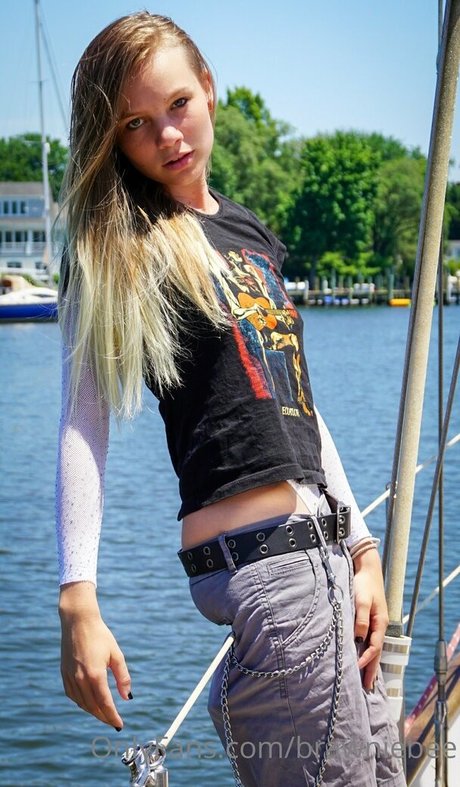 Brawniebee beautiful pornstar image