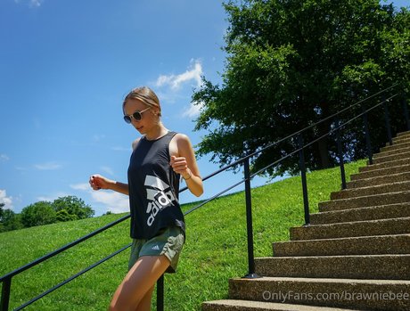 Brawniebee model nude photo