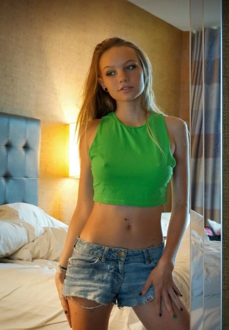 Brawniebee model nude image