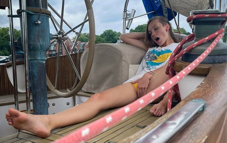 Brawniebee naked model gallery