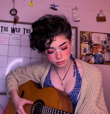 graceful addison model hot photos