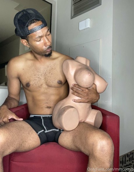 mrscottyp erotic model img