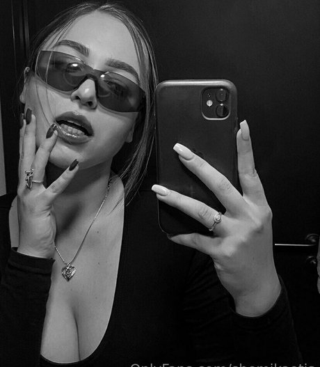 shemikaotis model naked picture