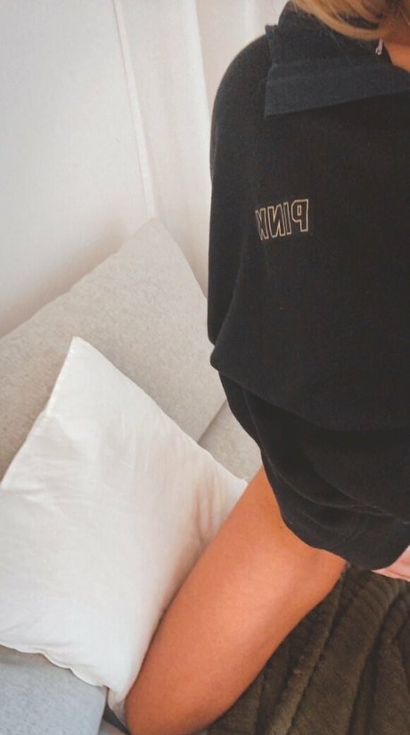 blondibomb sexy model pics