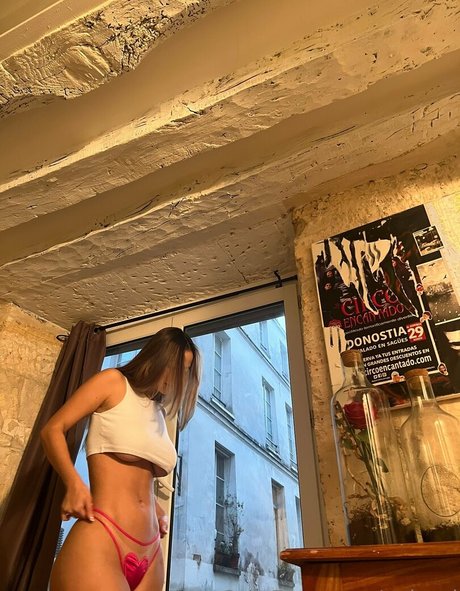 valrual adult model image