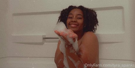 tyra spanks model hot pictures