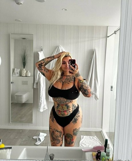 stupiderandhotter exclusive model img