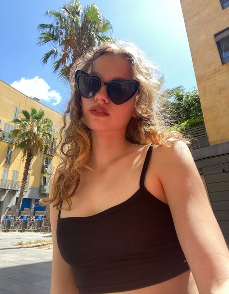 molllyy erotic star img